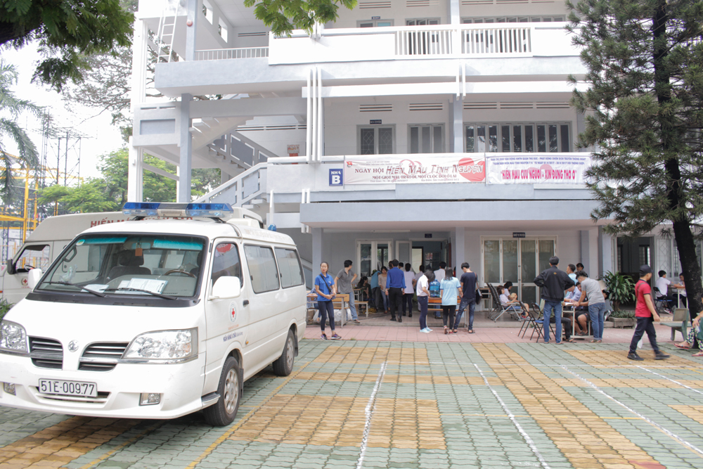Hưởng ứng Ngày hội Hiến Máu Tình Nguyện trong lực lượng sinh viên học sinh - CB CNV Nhà trường.