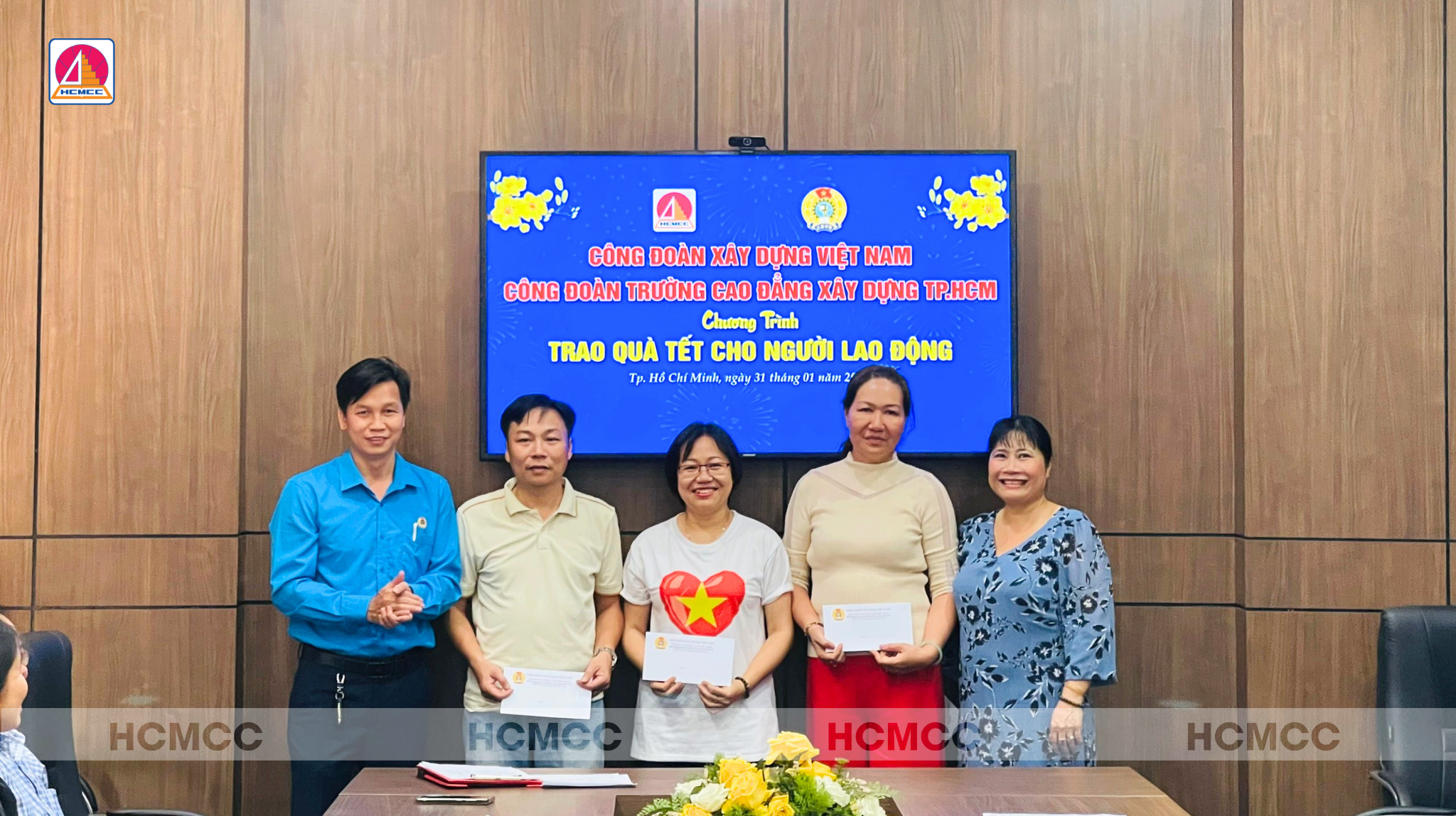Ban chấp hành công đoàn trường tổ chức chương trình “trao quà tết cho người lao động” nhân dịp tết nguyên đán giáp thìn năm 2024  