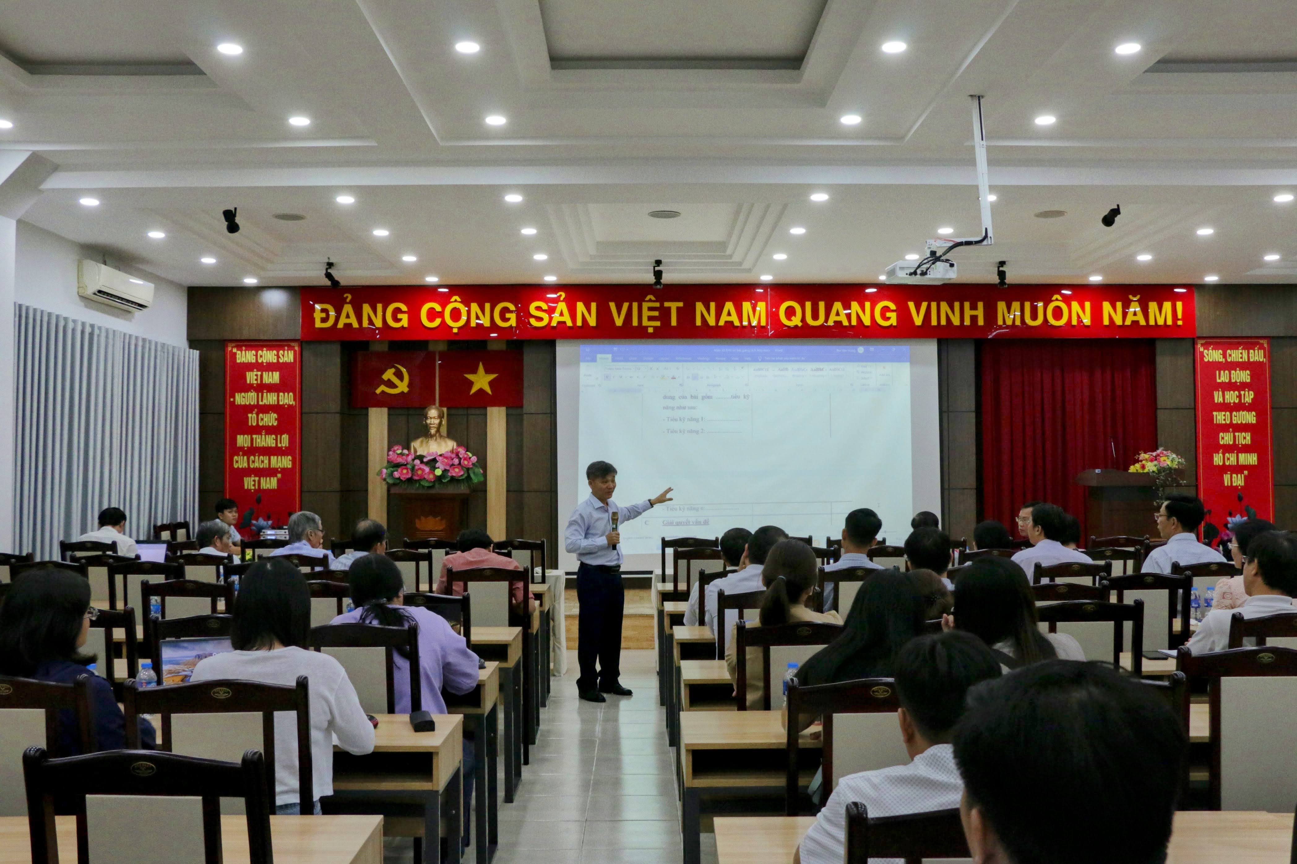 Hội nghị tập huấn hội giảng nhà giáo giáo dục nghề nghiệp cấp trường năm học 2023 - 2024