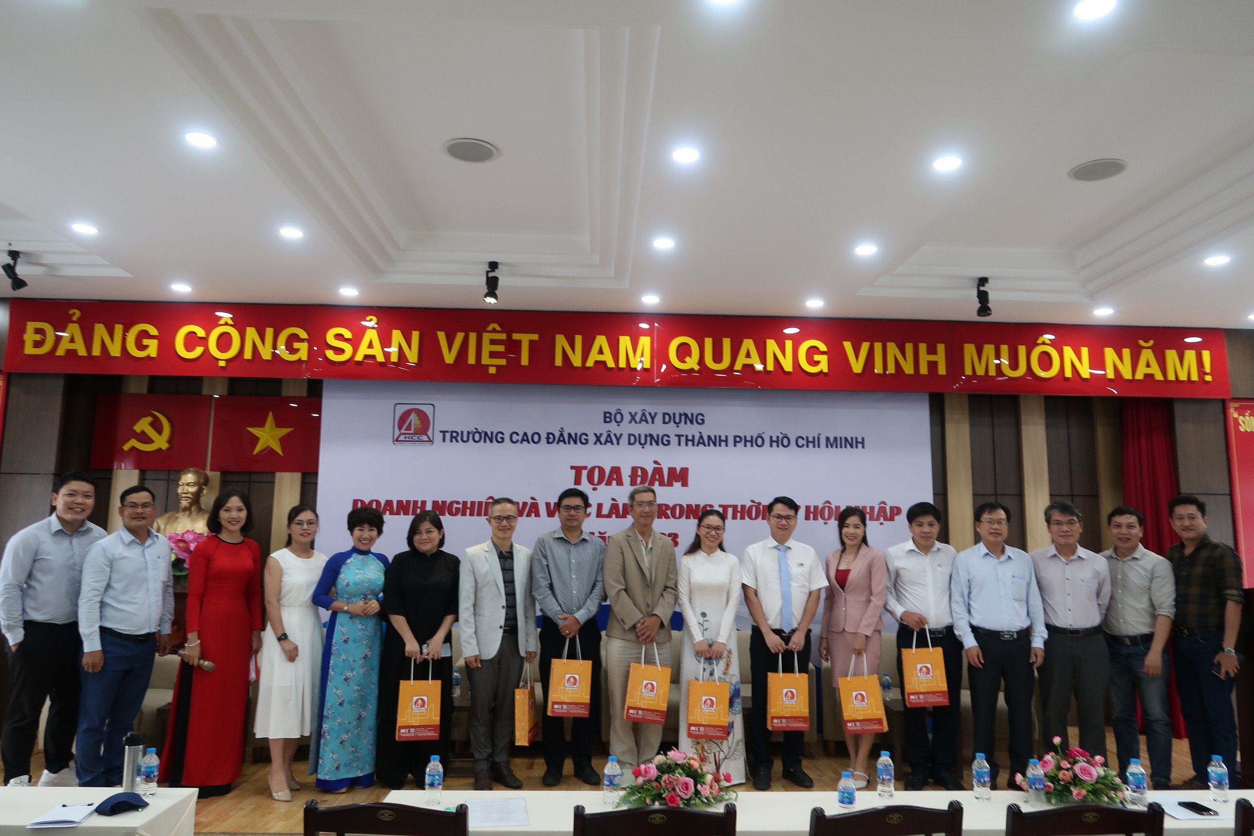 Toạ Đàm Doanh Nghiệp